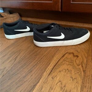 Nike Men's Black and White Charge Sneakers